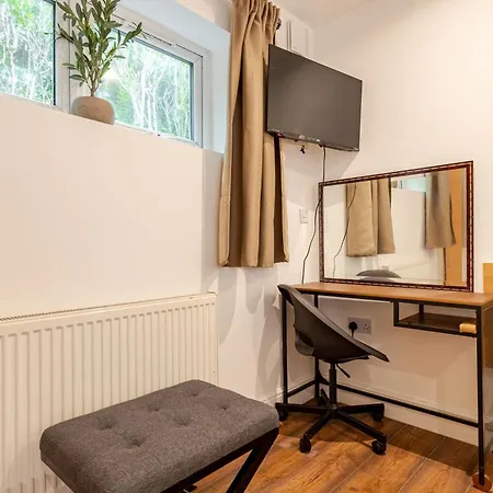 Apartment Parkside Haven, Modern 2-bed Flat With Ensuites, Free Parking & Self Check-in *