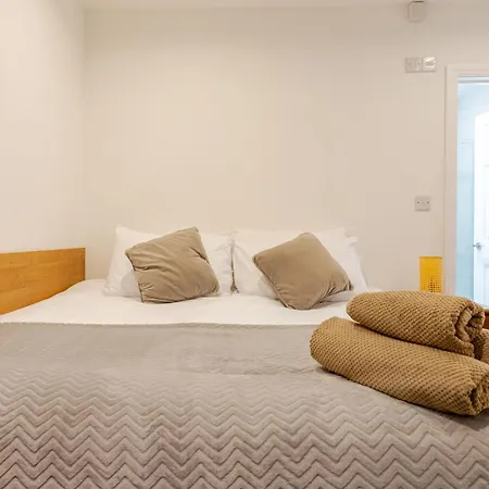Parkside Haven, Modern 2-bed Flat With Ensuites, Free Parking & Self Check-in 公寓