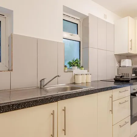 Parkside Haven, Modern 2-bed Flat With Ensuites, Free Parking & Self Check-in *