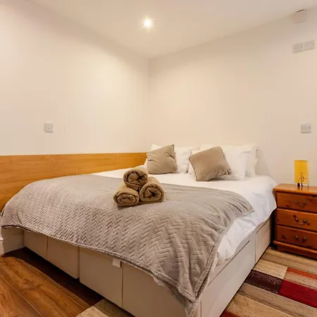 Parkside Haven, Modern 2-bed Flat With Ensuites, Free Parking & Self Check-in * Perivale