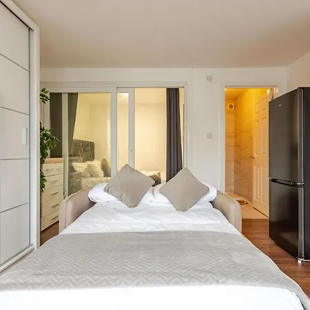 Parkside Haven, Modern 2-bed Flat With Ensuites, Free Parking & Self Check-in