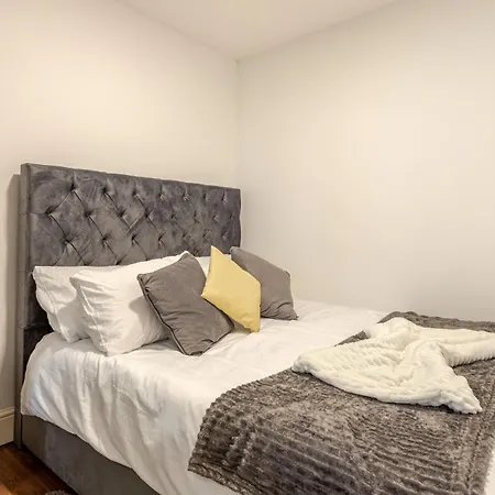 Apartment Parkside Haven, Modern 2-bed Flat With Ensuites, Free Parking & Self Check-in