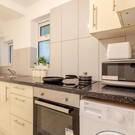 Parkside Haven, Modern 2-bed Flat With Ensuites, Free Parking & Self Check-in Apartment *