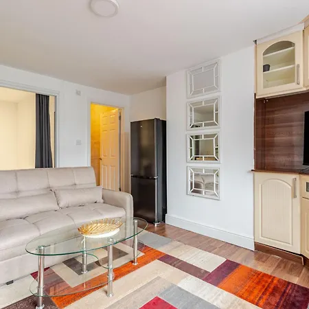 Parkside Haven, Modern 2-bed Flat With Ensuites, Free Parking & Self Check-in * Perivale