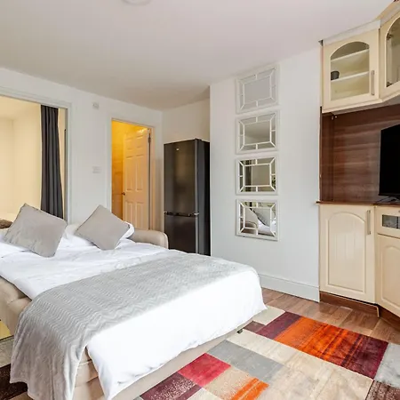 Parkside Haven, Modern 2-bed Flat With Ensuites, Free Parking & Self Check-in Apartment