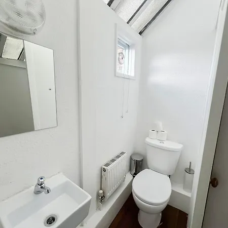 2 Bedroom Flat A Short Walk Away To Barbican Centre Near Farringdon, Old St Apartment
