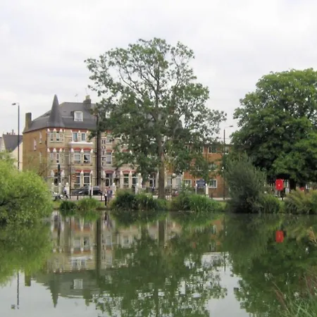 Newly Refurbished 3 Bed Flat Free Parking Apartment