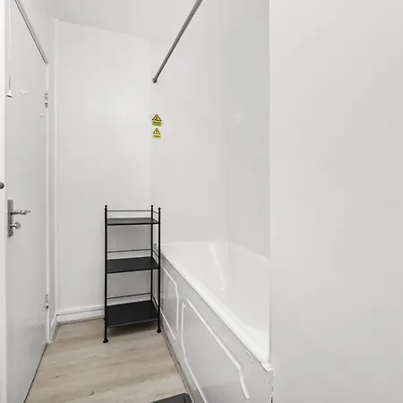 3 Bedroom Flat In Wandsworth Apartment