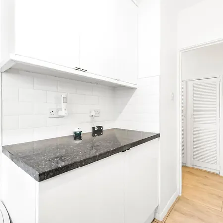 3 Bedroom Flat In Wandsworth Apartment