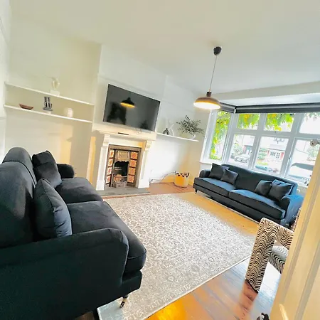 Luxury 5-bedroom Family With Modern 2-storey Outbuilding Holiday home Merton (Greater London)