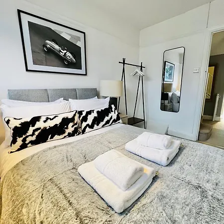 Luxury 5-bedroom Family With Modern 2-storey Outbuilding Merton (Greater London)
