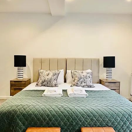 Luxury 5-bedroom Family With Modern 2-storey Outbuilding * Merton (Greater London)
