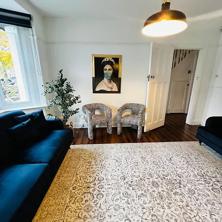 Luxury 5-bedroom Family With Modern 2-storey Outbuilding Holiday home