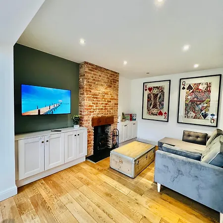 Luxury 5-bedroom Family With Modern 2-storey Outbuilding Merton (Greater London)