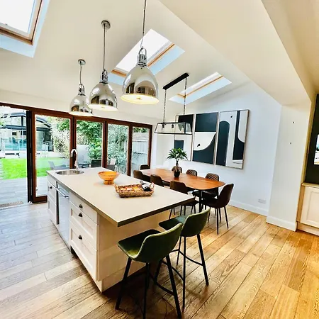 Luxury 5-bedroom Family With Modern 2-storey Outbuilding