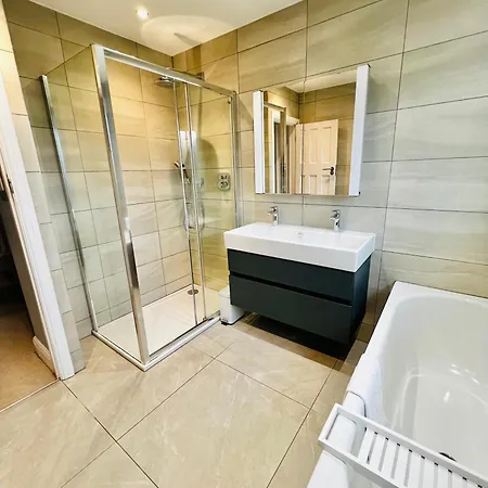 Holiday home Luxury 5-bedroom Family With Modern 2-storey Outbuilding *