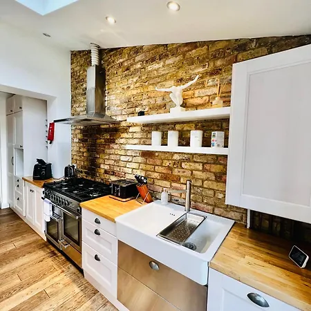 Luxury 5-bedroom Family With Modern 2-storey Outbuilding Merton (Greater London)