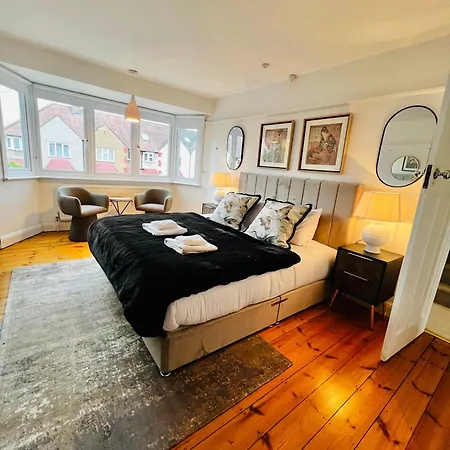 Luxury 5-bedroom Family With Modern 2-storey Outbuilding