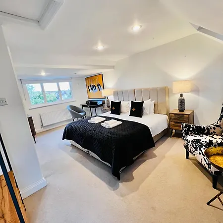 Luxury 5-bedroom Family With Modern 2-storey Outbuilding Holiday home