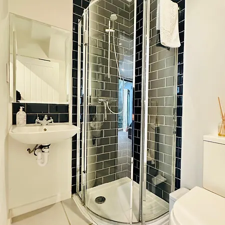 Holiday home Luxury 5-bedroom Family With Modern 2-storey Outbuilding *