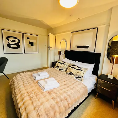 Luxury 5-bedroom Family With Modern 2-storey Outbuilding Merton (Greater London)