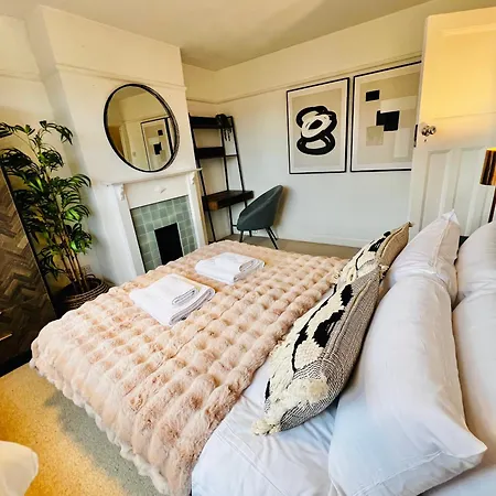 Luxury 5-bedroom Family With Modern 2-storey Outbuilding