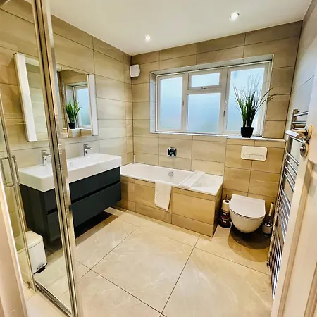 Holiday home Luxury 5-bedroom Family With Modern 2-storey Outbuilding Merton (Greater London)