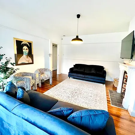 Holiday home Luxury 5-bedroom Family With Modern 2-storey Outbuilding Merton (Greater London)