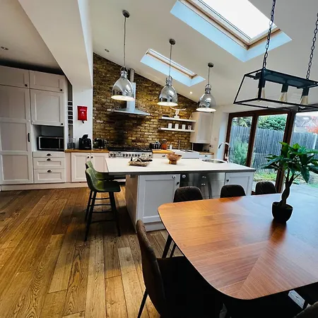 Luxury 5-bedroom Family With Modern 2-storey Outbuilding * Merton (Greater London)