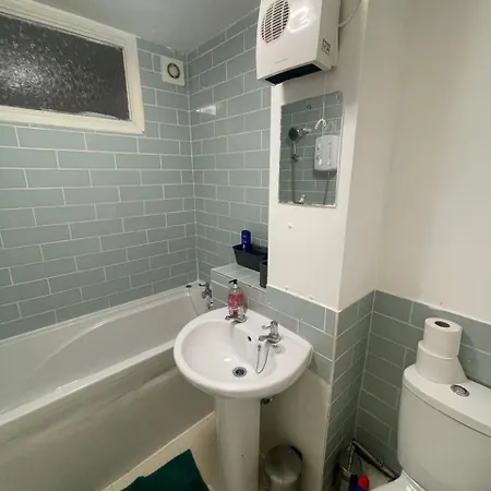Lovely In Barking Apartment