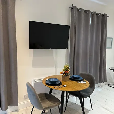 Stylish Escape In West Apartment *