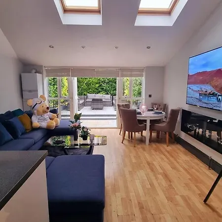 5 Bed With Cinema, F1 Racing Sim, 1 Gb Internet, Bbq, Garden, 20 Mins London, Parking, Ev Port, Metro 5 Mins Walk *