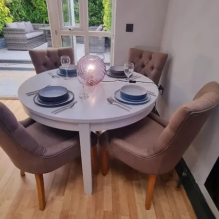 Appartement 3 Bed With Cinema, F1 Racing Sim, 1 Gb Internet, Bbq, Garden, 20 Mins London, Parking, Ev Port, Metro 5 Mins Walk *