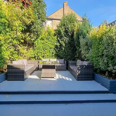 Appartement 3 Bed With Cinema, F1 Racing Sim, 1 Gb Internet, Bbq, Garden, 20 Mins London, Parking, Ev Port, Metro 5 Mins Walk *