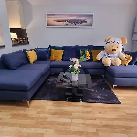3 Bed With Cinema, F1 Racing Sim, 1 Gb Internet, Bbq, Garden, 20 Mins London, Parking, Ev Port, Metro 5 Mins Walk *