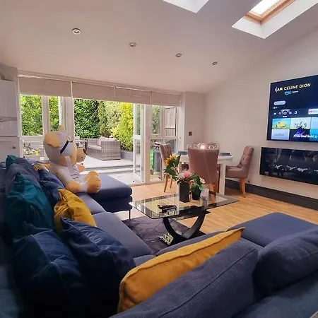 3 Bed With Cinema, F1 Racing Sim, 1 Gb Internet, Bbq, Garden, 20 Mins London, Parking, Ev Port, Metro 5 Mins Walk Londen