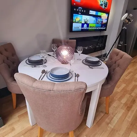 3 Bed With Cinema, F1 Racing Sim, 1 Gb Internet, Bbq, Garden, 20 Mins London, Parking, Ev Port, Metro 5 Mins Walk Appartement
