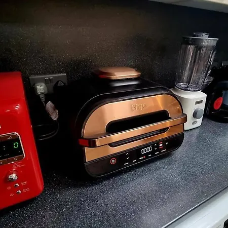 Apartment 5 Bed With Cinema, F1 Racing Sim, 1 Gb Internet, Bbq, Garden, 20 Mins London, Parking, Ev Port, Metro 5 Mins Walk *