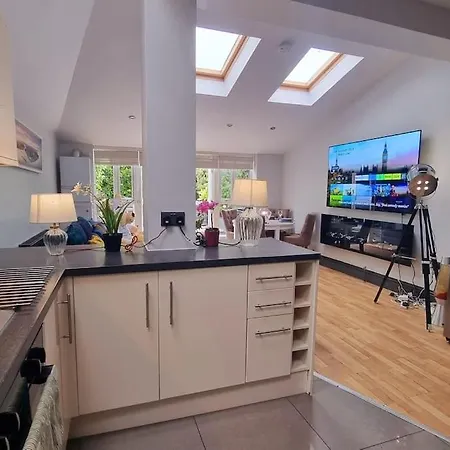 3 Bed With Cinema, F1 Racing Sim, 1 Gb Internet, Bbq, Garden, 20 Mins London, Parking, Ev Port, Metro 5 Mins Walk