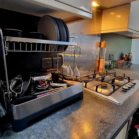 Appartement 3 Bed With Cinema, F1 Racing Sim, 1 Gb Internet, Bbq, Garden, 20 Mins London, Parking, Ev Port, Metro 5 Mins Walk Londen