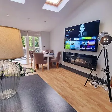 3 Bed With Cinema, F1 Racing Sim, 1 Gb Internet, Bbq, Garden, 20 Mins London, Parking, Ev Port, Metro 5 Mins Walk