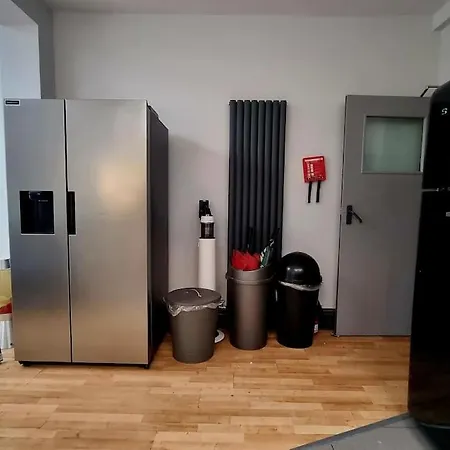 3 Bed With Cinema, F1 Racing Sim, 1 Gb Internet, Bbq, Garden, 20 Mins London, Parking, Ev Port, Metro 5 Mins Walk