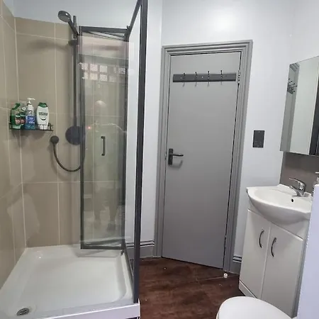 3 Bed With Cinema, F1 Racing Sim, 1 Gb Internet, Bbq, Garden, 20 Mins London, Parking, Ev Port, Metro 5 Mins Walk Londen