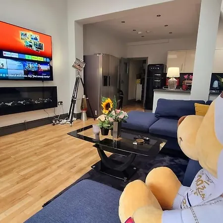 Appartement 3 Bed With Cinema, F1 Racing Sim, 1 Gb Internet, Bbq, Garden, 20 Mins London, Parking, Ev Port, Metro 5 Mins Walk
