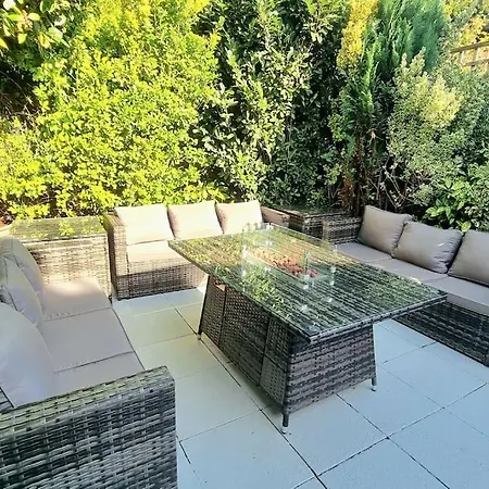3 Bed With Cinema, F1 Racing Sim, 1 Gb Internet, Bbq, Garden, 20 Mins London, Parking, Ev Port, Metro 5 Mins Walk * Londen