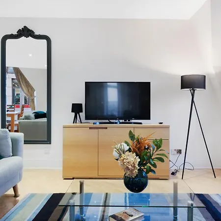 Farringdon Penthouse Spacious 3 Bedroom 2 Bath Apartment *