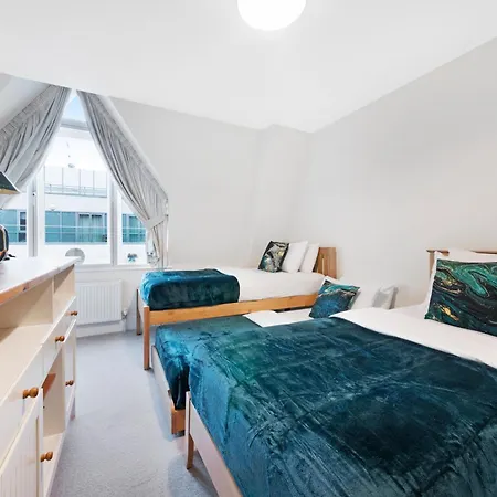 Farringdon Penthouse Spacious 3 Bedroom 2 Bath Apartment