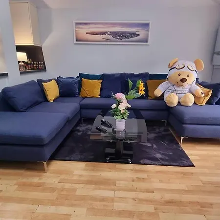 Apartment 5 Bed With Cinema, F1 Racing Sim, 1 Gb Internet, Bbq, Garden, 20 Mins London, Parking, Ev Port, Metro 5 Mins Walk London