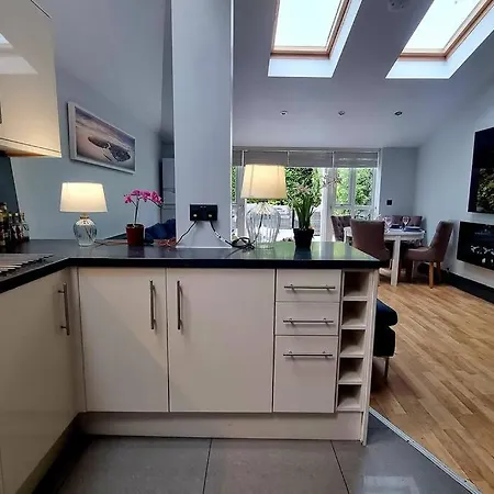 Apartment 5 Bed With Cinema, F1 Racing Sim, 1 Gb Internet, Bbq, Garden, 20 Mins London, Parking, Ev Port, Metro 5 Mins Walk