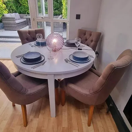 5 Bed With Cinema, F1 Racing Sim, 1 Gb Internet, Bbq, Garden, 20 Mins London, Parking, Ev Port, Metro 5 Mins Walk Apartment